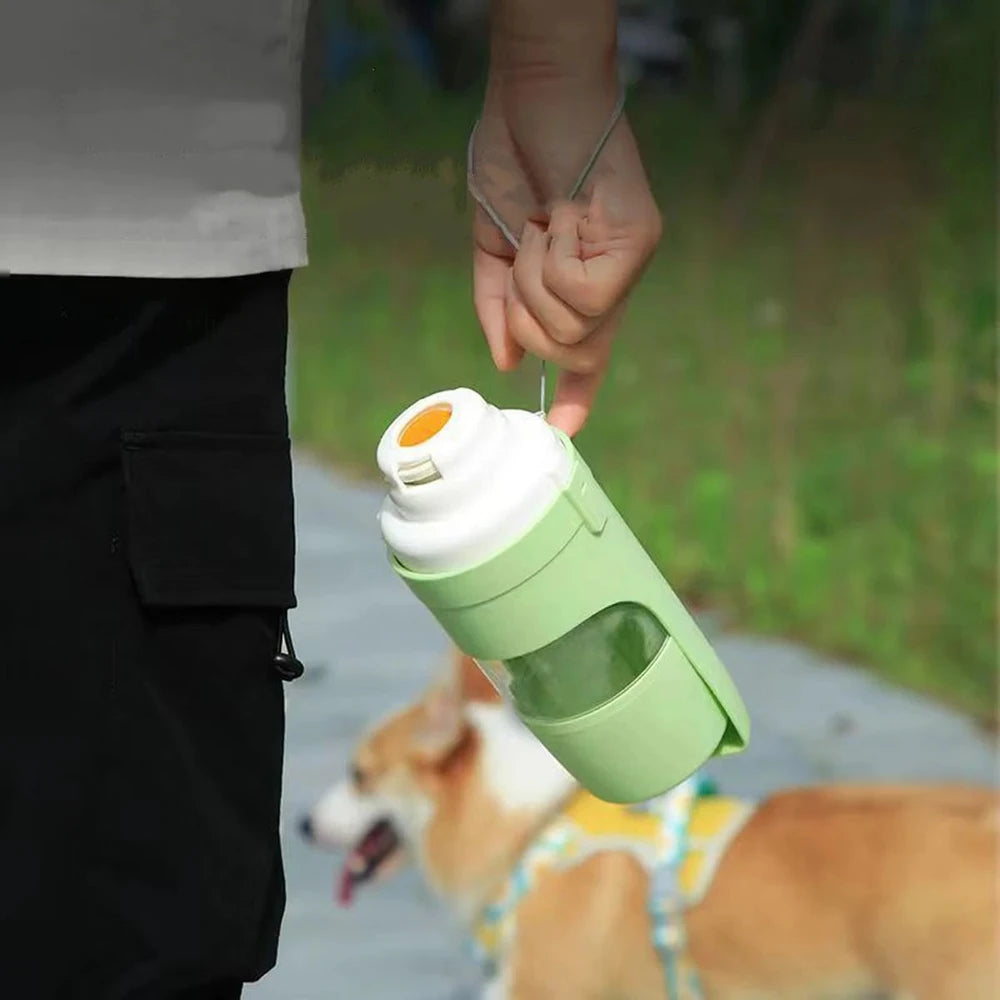 Botella de agua portátil para perros y gatos con almacenamiento de alimentos.