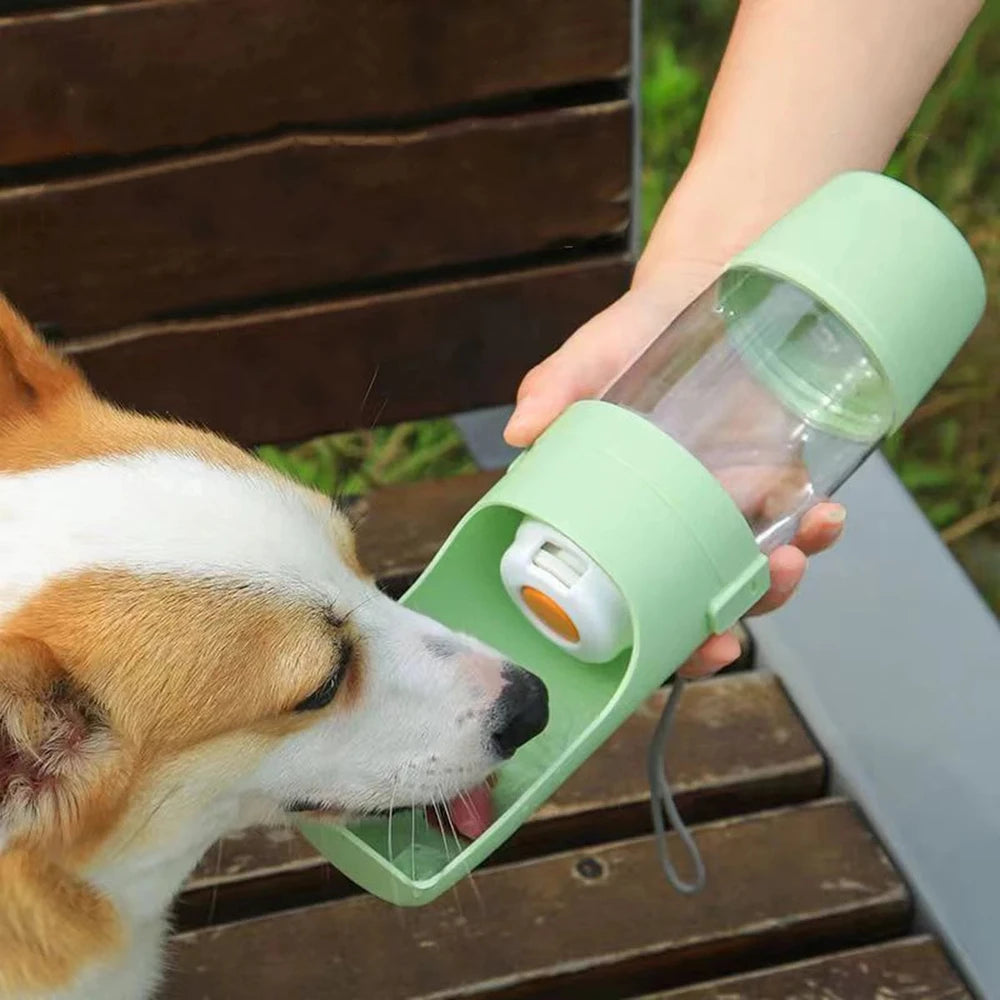 Botella de agua portátil para perros y gatos con almacenamiento de alimentos.